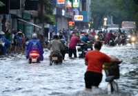 Người dân Thủ đô loay hoay giữa bốn bề nước