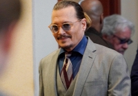 Nước hoa Dior cháy hàng vì Johnny Depp thắng kiện vợ cũ