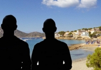 Hai nghệ sĩ nổi tiếng của Việt Nam bị cáo buộc cưỡng hiếp cô gái Anh 17 tuổi