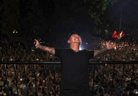 Ca sĩ Tuấn Hưng bị xem xét xử phạt vì show hát ở ban công