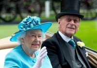 Chuyện tình yêu hơn 70 năm của Nữ hoàng Anh Elizabeth II 