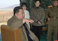 Lãnh đạo Triều Tiên Kim Jong Un dẫn con gái đi thị sát bãi phóng tên lửa