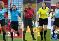 Những nữ trọng tài lần đầu xuất hiện trong World Cup như thế nào? 