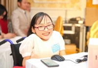 Cô gái xương thủy tinh và nghị lực sống phi thường, mở lớp học miễn phí cho học trò nghèo