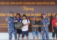 Vùng 4 Hải quân kịp thời hỗ trợ lương thực, nước ngọt cho ngư dân