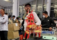 Sự thật sau bức ảnh ông Tây mua ngựa vàng mã Hà Nội về làm quà 