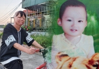 Cuộc sống hiện tại của cậu bé bị bố tẩm xăng thiêu cách đây 12 năm