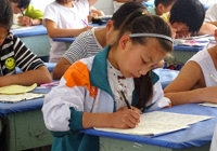 Sự khác biệt giữa học sinh giỏi và học sinh kém là gì: Từ một cục tẩy cũng có thể nhìn ra!