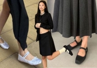 Jennie có đôi giày xinh siêu cấp, lại là hot trend được mê nhất gần đây, đảm bảo nàng nào cũng muốn sắm theo