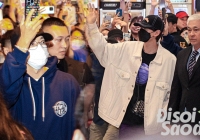 Donghae - Eunhyuk (Super Junior) đổ bộ Việt Nam, biển fan đón ở sân bay giữa đêm