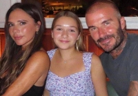 Harper nhà David Beckham khoe vẻ ngoài xinh xắn, chiếm trọn “spotlight” trong bữa tiệc gia đình