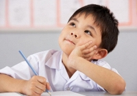 Cậu bé tiểu học vẽ tranh mẹ đang ngủ, chỉ phác thảo vài nét mà khiến cô giáo ôm bụng cười bất lực