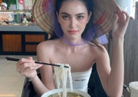 'Ma nữ Thái Lan' Mai Davika đội nón lá, ngồi ăn phở Việt khiến người hâm mộ mê mệt 