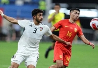 Vòng loại U23 châu Á: Báo Trung Quốc bức xúc khi cầu thủ đội nhà “tấu hài” trên sân