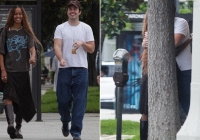 Ái nữ nhà Obama lại xuất hiện trên phố, thu hút mọi ống kính khi tình tứ cùng trai lạ