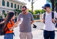 Tranh cãi quan điểm 'săn Tây' để luyện tiếng Anh là làm phiền người nước ngoài, nên dừng lại thì hơn!