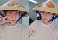 Vừa đến Việt Nam, Xiumin (EXO) đã khoe visual 'cưng xỉu' trong chiếc nón lá fan tặng!