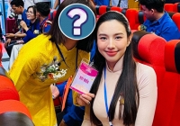 Tiền vệ ĐT Việt Nam diện áo dài, sánh vai với Hoa hậu Thùy Tiên tại Đại hội Thanh niên tiên tiến làm theo lời Bác