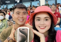 Chịu chơi như Duy Mạnh, chi gần 50 triệu mua iphone 15 Pro Max tặng Quỳnh Anh nhân dịp trung thu 