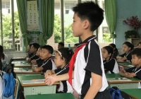 Cậu bé cấp 1 viết văn kể về 'người bạn cùng bàn vui tính', thầy giáo đọc xong phải bật cười, để lại lời phê cực hài hước