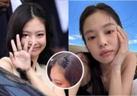 ''Nữ hoàng ruy băng'' Jennie vẫn mê hoạ tiết nơ lắm: Nhìn kiểu tóc đi show Chanel hay bộ móng đi du lịch là hiểu