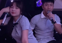 Phan Văn Đức cùng vợ đi hát, netizen soi ra một cử chỉ vô cùng tình tứ
