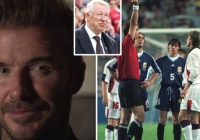Đang phải chịu vô vàn áp lực sau một hành động nông nổi, David Beckham xúc động đến bật khóc khi nghe một câu nói từ HLV