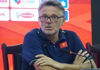 HLV Troussier nói thẳng về giấc mơ World Cup của tuyển Trung Quốc, chỉ ra điểm yếu nơi cầu thủ Việt Nam