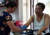 Người thương binh đi xe lăn hơn 40km để hỏi vợ, câu chuyện tình khiến bao người ngưỡng mộ