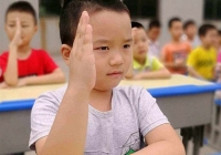 Đề bài yêu cầu 'viết văn miêu tả cuộc sống của ai đó': Cậu bé tiểu học 'ngoáy' đúng 2 dòng, cô giáo đọc xong cười muốn nín thở!