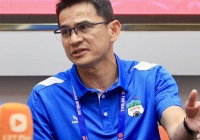 HLV Kiatisuk lên tiếng về VAR, nói lời bênh vực chiến lược chuyển nhượng của bầu Đức