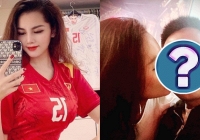 Chuyện tình 3 năm của 'hoàng tử' ĐT Việt Nam và bạn gái hơn tuổi siêu nóng bỏng