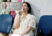 Hình ảnh gây lo lắng của Hòa Minzy trước giờ diễn, tình trạng sức khỏe hiện tại ra sao?