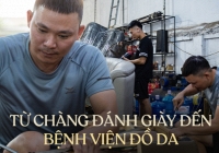Chàng trai vừa học trường Báo vừa đi đánh giày, 10 năm sau mở xưởng đồ da cho những “anh em đường phố” làm lại cuộc đời