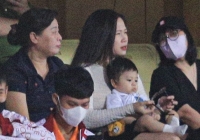 Vợ Đình Trọng xuất hiện giản dị, nhìn cử chỉ đoán ngay mối quan hệ với mẹ chồng