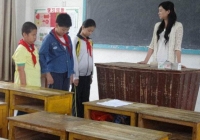 Bức xúc vì học sinh làm bài tập quá kém, cô giáo phê 1 câu xúc phạm cả gia đình em này, nhà trường phải lên tiếng xin lỗi vội