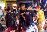 Nhóm 'trẻ trâu' rủ nhau lên phố tụ tập, lạng lách đánh võng bị 141 vây bắt
