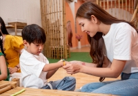 Chúng Huyền Thanh đưa con trai đi sự kiện cùng, hé lộ cuộc sống hạnh phúc
