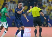 Đòi thay trọng tài khỏi sân, Ronaldo gây thất vọng sau ngày Messi nhận Quả bóng vàng