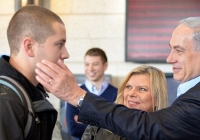 Giữa xung đột Israel-Hamas, vợ chồng Thủ tướng Netanyahu tiễn con trai ra tiền tuyến?