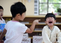 Con bị các bạn đánh nhưng giấu nhẹm đi, cha mẹ tình cờ phát hiện ra nhờ vào dấu hiệu này! 