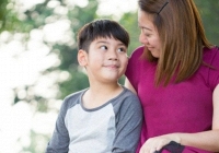 Con trai thủ thỉ: 'Mẹ ơi, bạn nào trong lớp cũng giàu', câu trả lời của người mẹ thổi bùng tranh luận