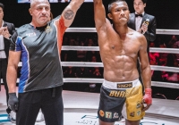 Đánh gãy ngón tay Saenchai, “Thánh Muay Thái” Buakaw khẳng định không “diễn kịch”