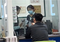 Ra quầy rút 2 triệu đồng bị ngân hàng đòi phí thủ tục hơn 2,6 triệu, người đàn ông chưng hửng: 'Thà không rút còn hơn'