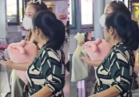'Team qua đường' bắt gặp Puka và Gin Tuấn Kiệt ở sân bay, lộ chi tiết thể hiện quan hệ mẹ chồng - nàng dâu 