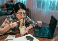 'Bẫy người nghèo': Khi những khoản chi 'bé tí ti' khiến chúng ta rỗng ví
