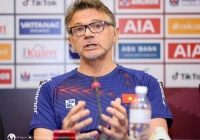 HLV Troussier gây chú ý với truyền thông Indonesia vì “phớt lờ đề nghị của cư dân mạng”