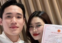 Trung vệ điển trai nhất U23 Việt Nam khoe giấy đăng ký kết hôn với vợ làm ngân hàng