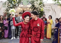 Cô dâu Doãn HảI My xinh đẹp rực rỡ trong trang phục áo dài đỏ, khoá môi chú rể Đoàn Văn Hậu trong lễ vu quy 
