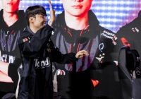 T1 đại thắng, pha xử lý thần thánh của Faker được yêu cầu đưa ngay vào SGK